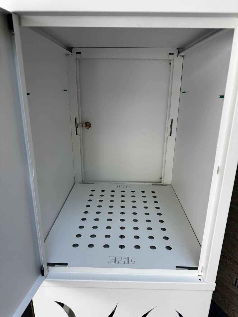 La porte arrière donne-t-elle accès à tout l’intérieur de la boîte aux lettres My Brad ?